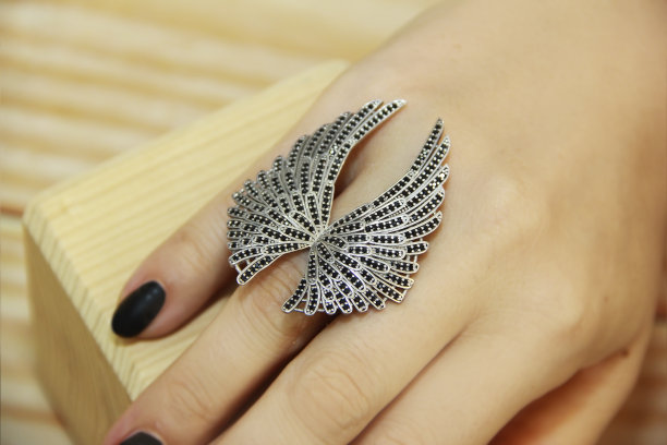 女人的珠宝戒指上镶嵌着宝石图片下载