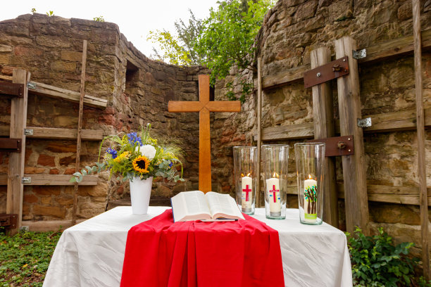 十字架上有上帝的祭坛图片下载