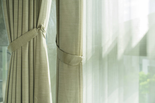 柔软的棕色窗帘与晨光从窗户卧室室内背景家美丽的想法概念图片下载