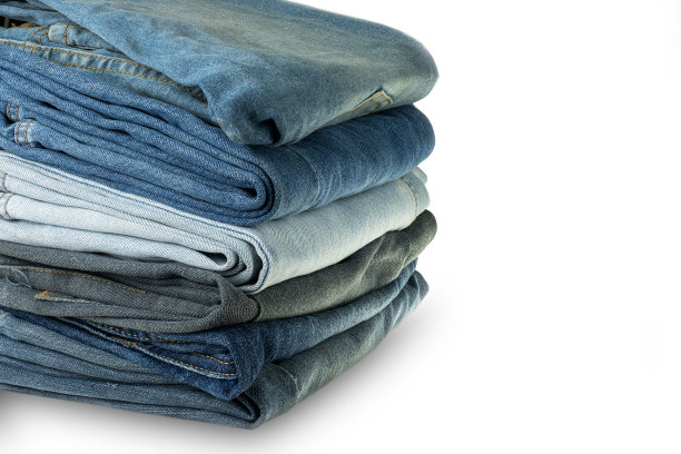 白色背景下的各种不同颜色的旧牛仔裤裤子图片下载