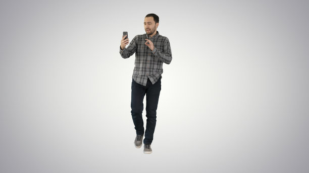 一名男子通过视频打电话，在电话中向某人挥手图片下载