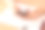 特写俯视图的手与手机在桌子上图片下载