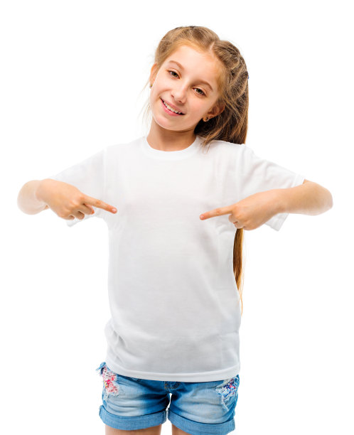 白色背景上穿着休闲白色t恤的小女孩。图片下载