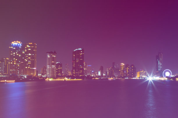 夜晚河上城市之光图片下载