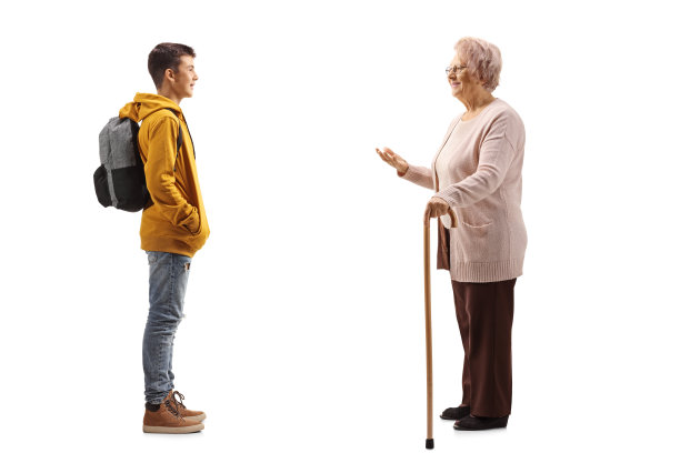 一位祖母和她十几岁的孙子聊天的全身照图片下载