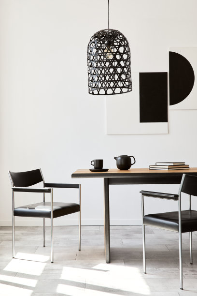 时尚的餐厅内部设计木制家庭餐桌，黑色椅子，茶壶与马克杯，模拟艺术画在墙上和现代家居装饰优雅的配件。模板。图片下载