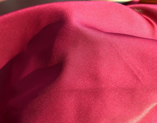 在面料市场上发现的不同颜色的布料和织物样品的详细近距离查看图片下载