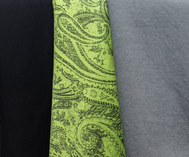 在面料市场上发现的不同颜色的布料和织物样品的详细近距离查看图片下载