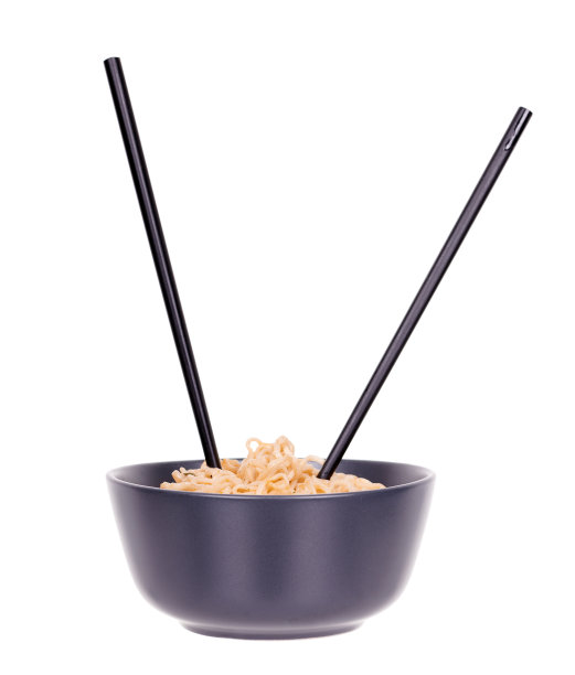 亚洲方便面在黑色的碗和棍子，孤立在白色的背景。图片下载