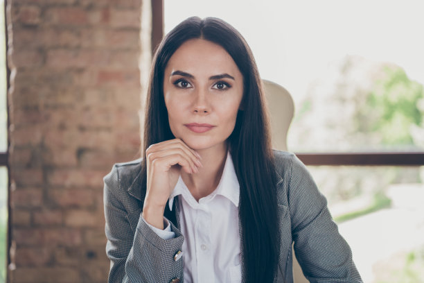 认真聪明的老板女老板照片公司老板有伙伴衣领会议会议网络摄像头听启动开发解决方案穿夹克套装在工作站图片下载