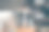 震惊的照片，担心的女孩医疗面具代理人代表坐在桌子桌子听到老板可怕的消息公司破产她将失去工作恐慌触摸双手头在工作场所的工作站图片下载