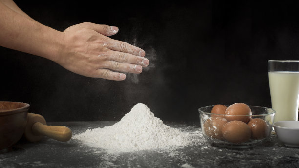 一个男人正在烤自己做的面包图片下载