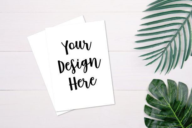 空白纸拷贝空间与模型和树叶在木桌上，海报和邀请，明信片装饰您的设计或品牌，简单和最小，没有人，平面，俯视图。图片下载