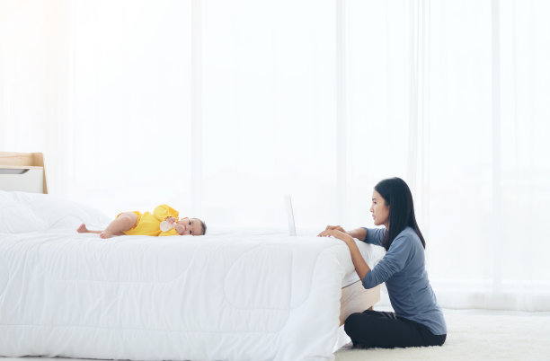 妈妈和孩子用笔记本电脑在家工作，网上购物图片下载