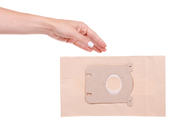 手与纸一次性袋真空吸尘器，隔离在白色背景。图片下载
