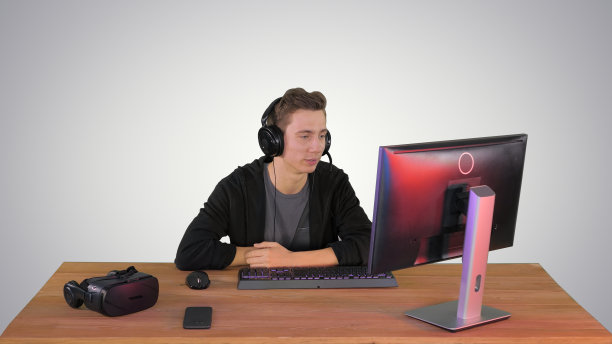 年轻玩家有一个视频通话在pc上的渐变背景图片下载