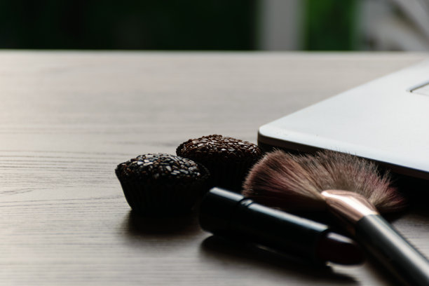 照片在艺术风格的准将，口红，化妆刷和笔记本。图片下载