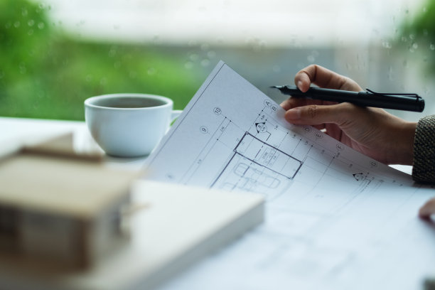 用施工图纸制作建筑模型的建筑师图片下载