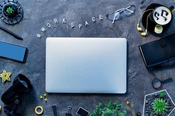 有小工具，咖啡杯和玻璃杯的工作场所图片下载