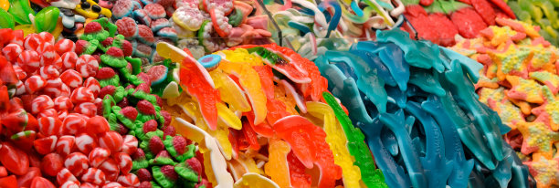 柜台上有五颜六色的东方糖果图片下载