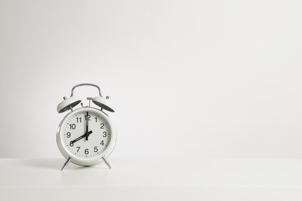 复古的白色闹钟在设计白色背景与空间复制与时间在八点图片下载