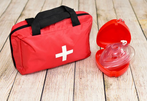 急救箱和用品的简单背景展示和示例图片下载