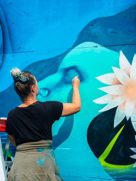 正在工作的女性壁画艺术家图片下载
