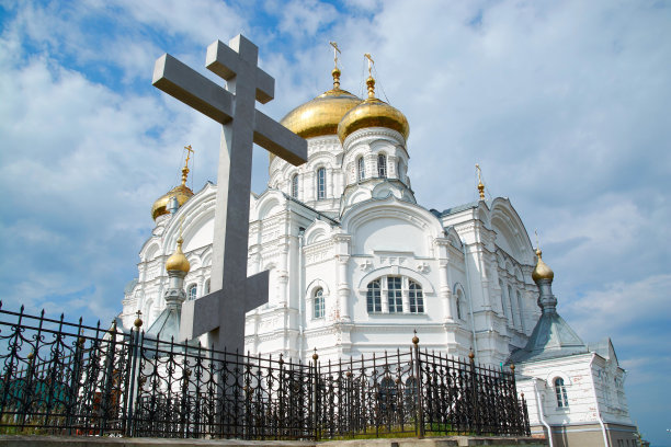 蓝天白云映衬下的别洛戈尔斯基修道院。图片下载