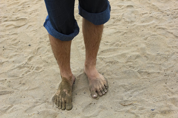 沙子里的脚图片下载