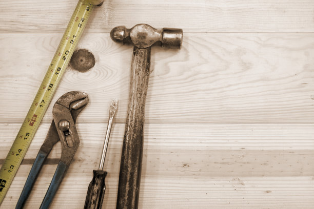 蓝领工作工具在新的松木板背景。深褐色的。图片下载