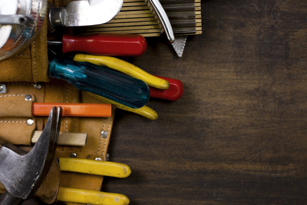 蓝领麂皮工具带与大量的工具。副本的空间。图片下载