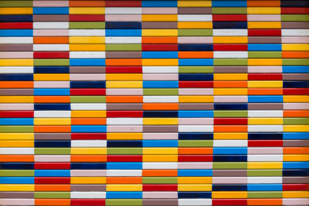 墙壁被画上彩色的线条或矩形。薄木板表面图片下载