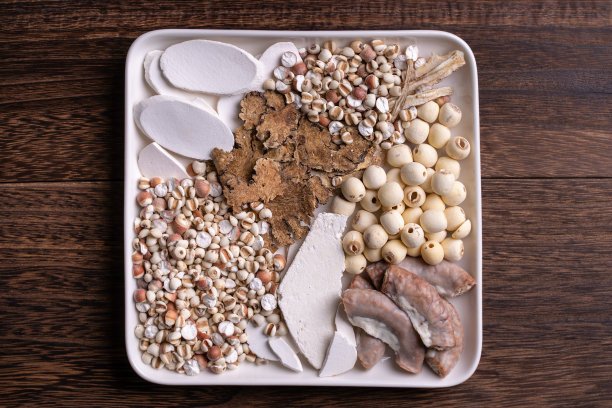 四补四味汤的配料。台湾传统食物有约伯眼泪，草药，猪肉肠。图片下载