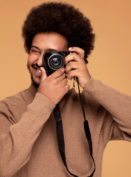 那个黑人拿着相机拍照。图片下载