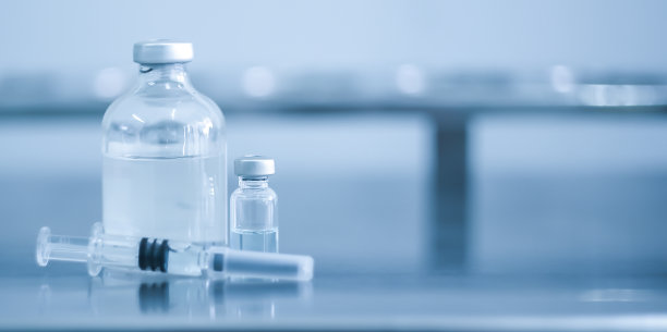 试验疫苗冠状病毒研制小瓶剂量流感注射药物针头注射器，医学概念接种疫苗皮下注射治疗疾病护理医院预防免疫疾病疾病。图片下载