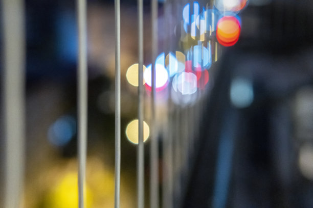 晚上在家中阳台上散焦城市景观的七彩灯光图片下载