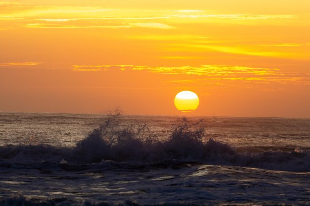 大西洋上空的日出图片下载