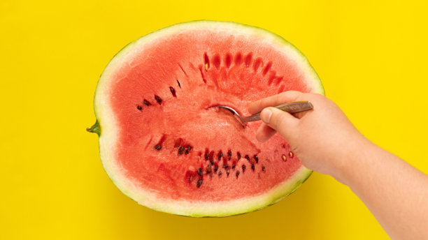 一半的西瓜要用勺子吃。图片下载