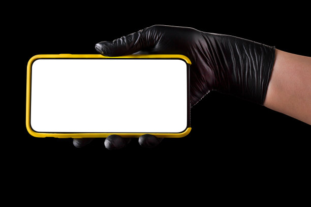 手握黑色手套的手机与空白屏幕隔离在黑色图片下载