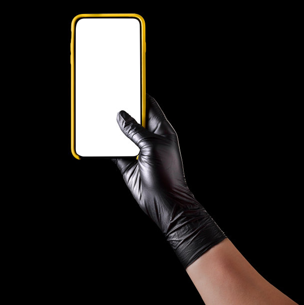 手握黑色手套的手机与空白屏幕隔离在黑色图片下载