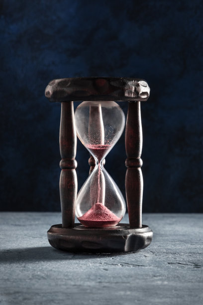 时间的概念。一个沙漏，里面的沙子漏了下来图片下载