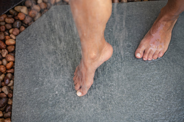 那个女人正在冲洗脚上的沙子图片下载