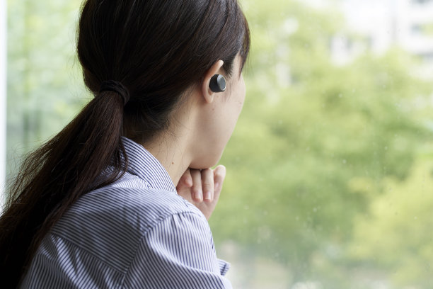 年轻女子用无线耳机听音乐图片下载