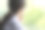 年轻女子用无线耳机听音乐图片下载