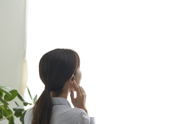 年轻女子用无线耳机听音乐图片下载