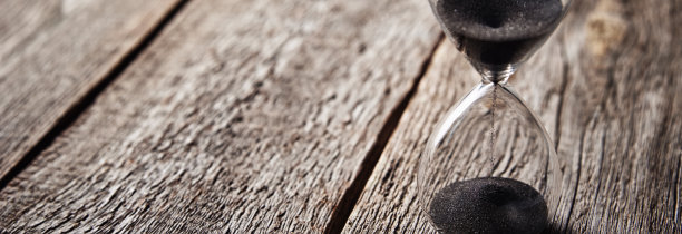 沙漏在木制背景上，长横幅。紧迫感和快没时间的概念图片下载