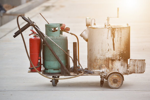 设备沥青机在施工现场填充膨胀缝混凝土路面图片下载