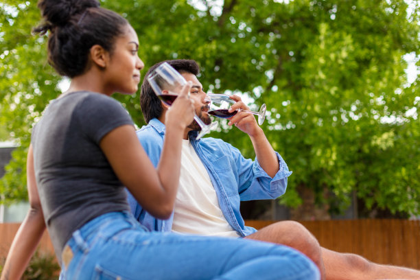 Z一代男女照片Nic在夏天外出喝酒图片下载