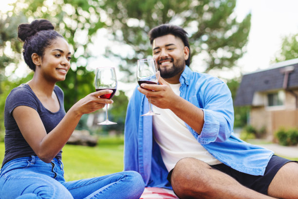 Z一代男女照片Nic在夏天外出喝酒图片下载