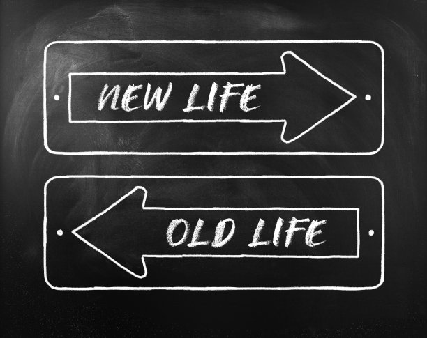 选择旧或新生活在相反的箭头在黑板上图片下载